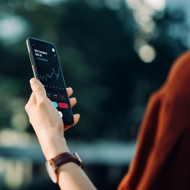 Partial lateral view of person holding a smartphone 