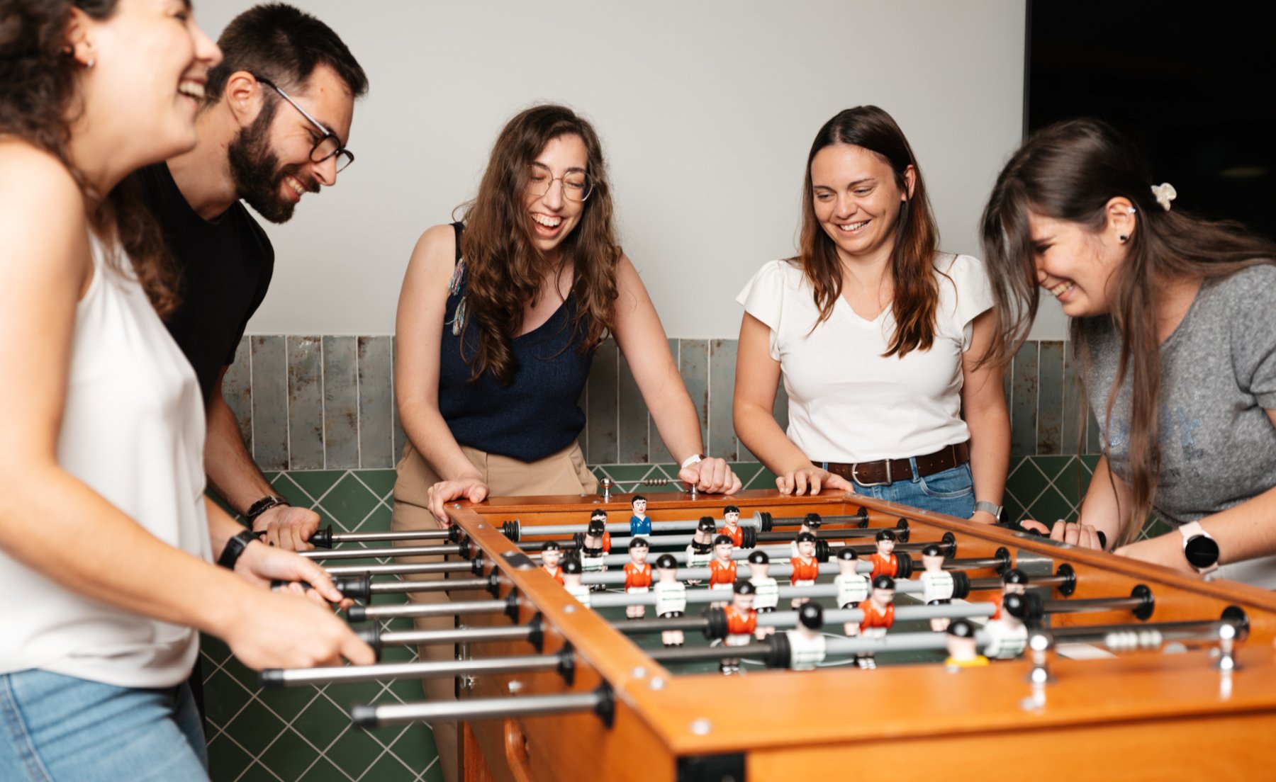 foto_von_rafaela_und_ihren_kolleginnen_und_kollegen_beim_tischfussball