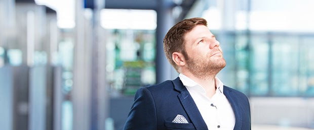 young-businessman-happy-expression_Navi