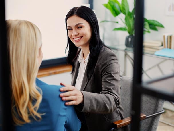 Freundliches Kundengespräch zwischen zwei Business-Frauen