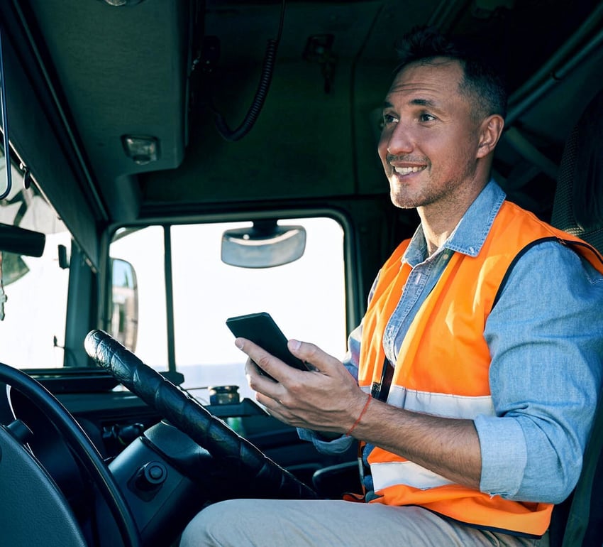 Ein LKW-Fahrer mit Smartphone