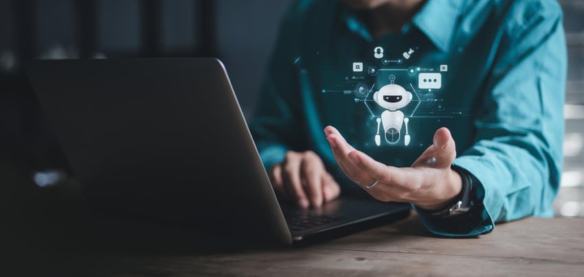 Mensch, der an einem Laptop arbeitet