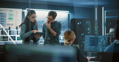 Zwei Kollegen in einer Operationszentrale