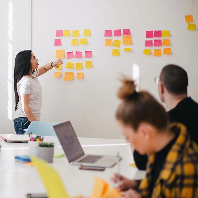 Drei Mitarbeitende in einem Workshop