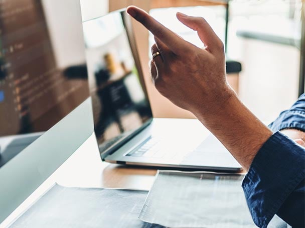 Person, die an einem PC arbeitet