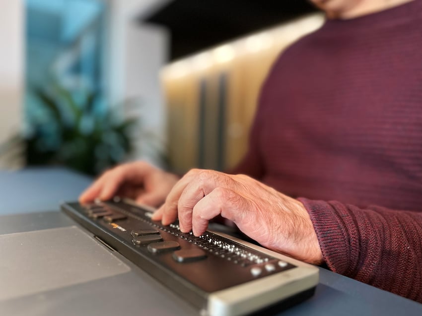 Mann, der eine zugängliche Tastatur verwendet