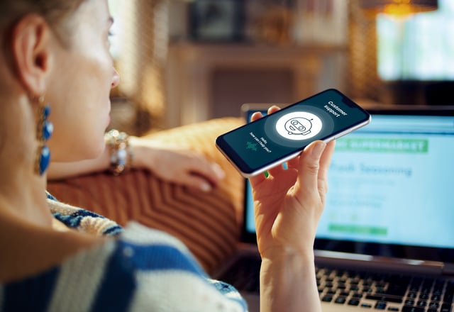 Women talking to a customer service voicebot on her smartphone