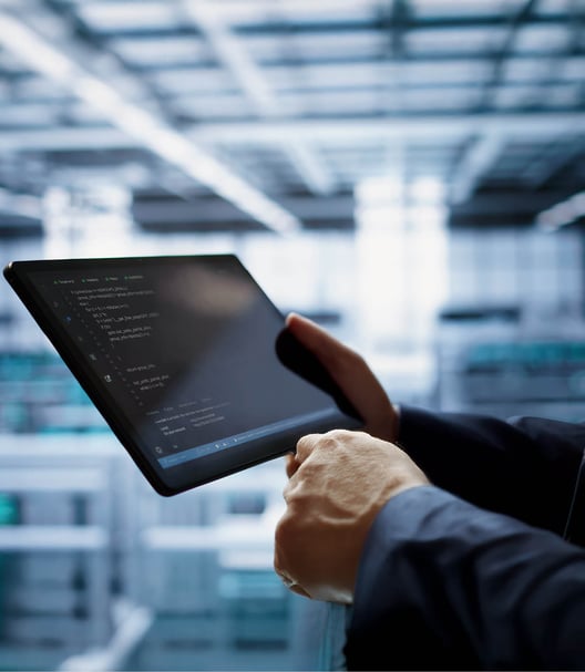 Hand, die ein Tablet hält