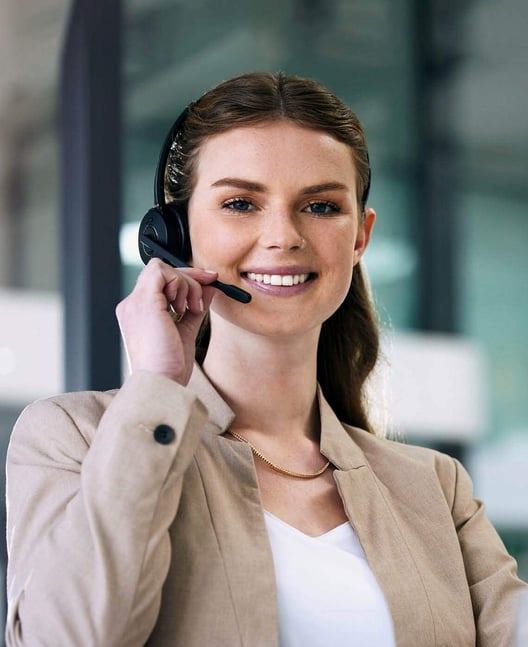 Junge Frau miteinem Headset in einem Kundencenter