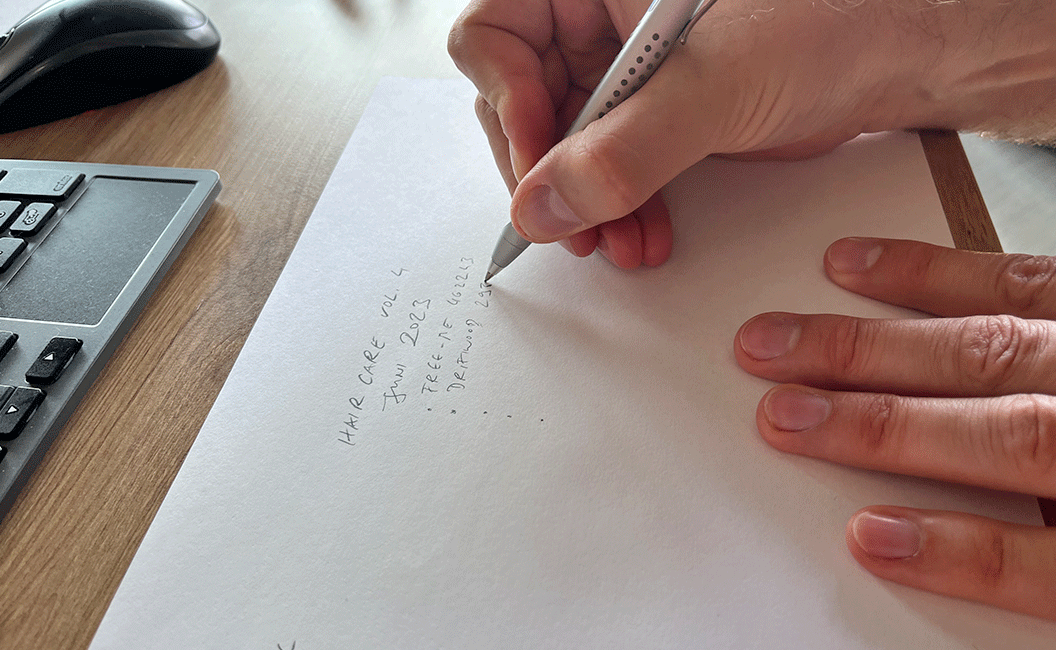 Ein Nutzer skizziert auf Papier seine Vorstellung des LUZI-Kundenportals