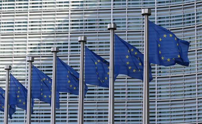 Flaggen der Europäischen Union vor Regierungsgebäude