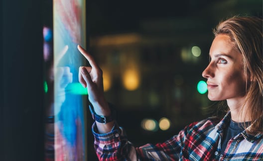 Ein Frau bedient eine Touchscreen-Benutzeroberfläche