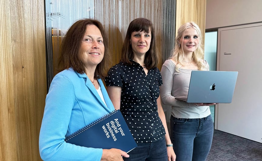 Ein Gruppenfoto von Janina und den beiden Interviewerinnen