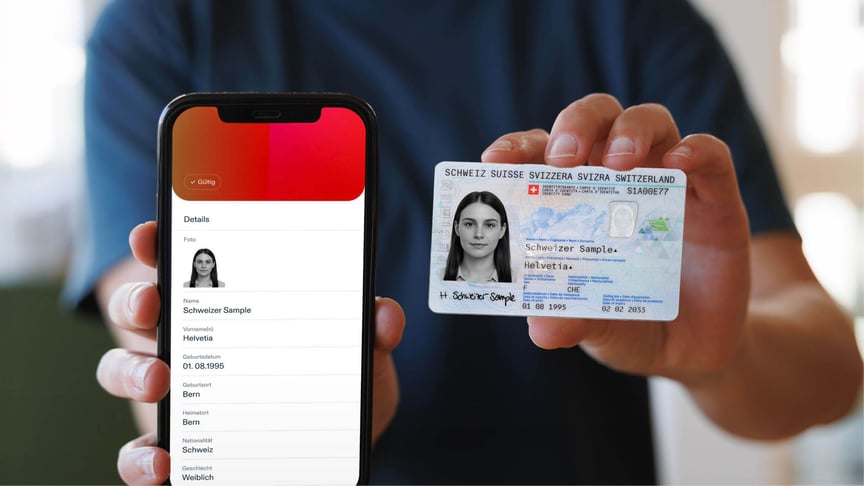 Ein Mann hält ein Smartphone mit einer ID-App sowie eine Identitätskarte in die Kamera