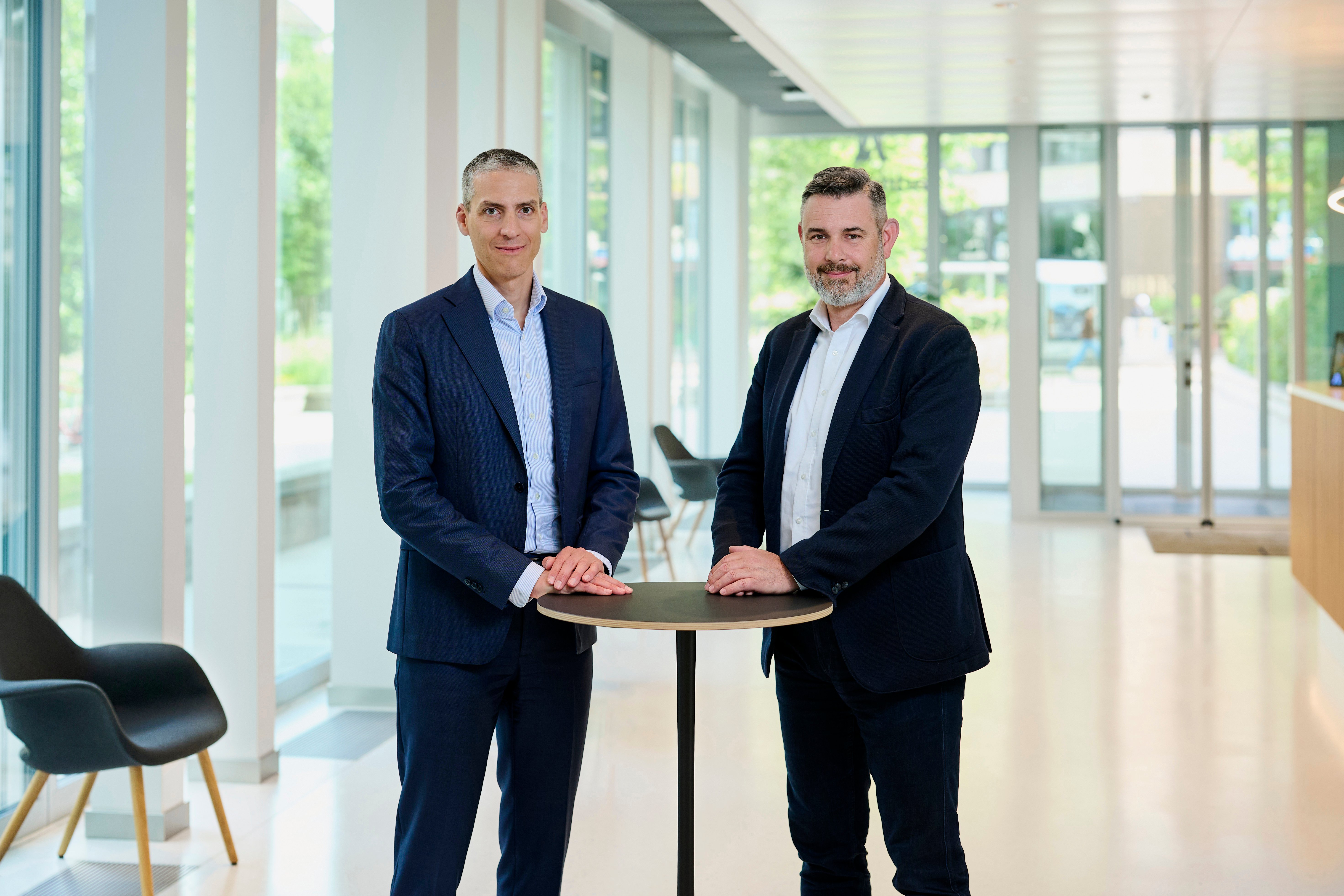 Gemeinsames Foto von Samuel Bärfuss, Managing Director Cybersecurity Services, und Matthias von Arx, Managing Director Solutions & Marketing bei Adnovum