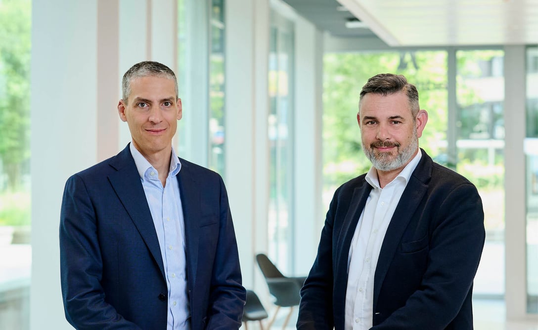 Gemeinsames Foto von Samuel Bärfuss, Managing Director Cybersecurity Services, und Matthias von Arx, Managing Director Solutions & Marketing bei Adnovum
