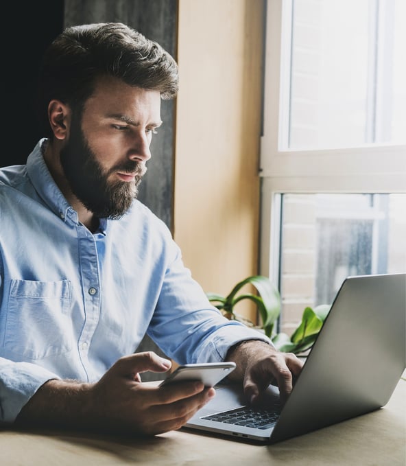 Mann arbeitet an Laptop 