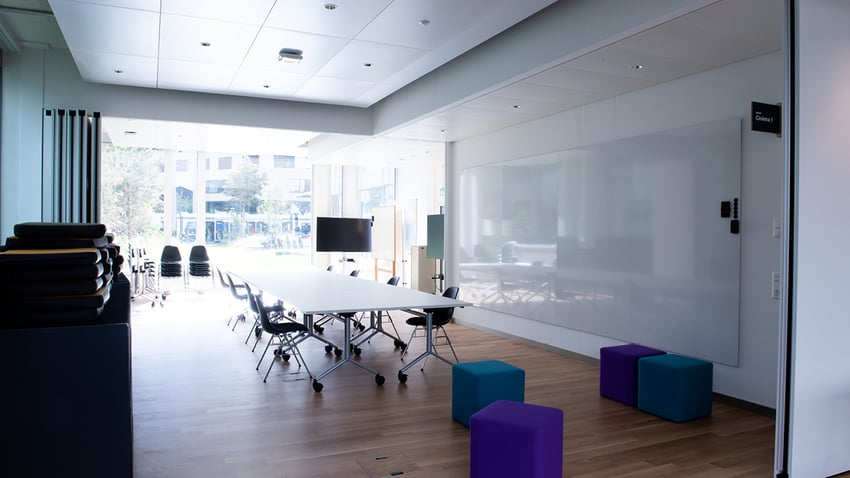 Adnovum meeting room with desk and chairs