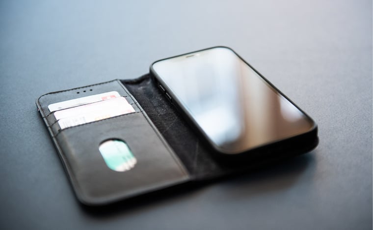 Smartphone in geöffnetem Lederetui 