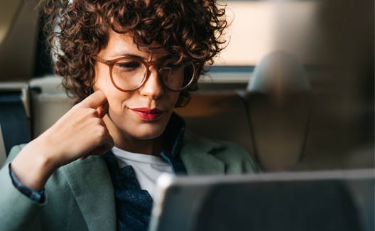 Nahaufnahme einer Frau, die auf einen Laptop-Bildschirm schaut 