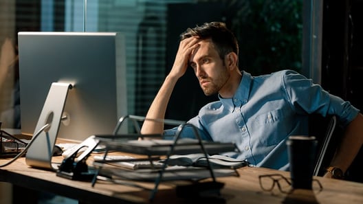 Mann arbeitet an Laptop 