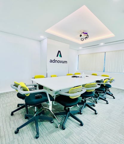 location_vnAdnovum meeting room with desk and 10 chairs in black and yellow 