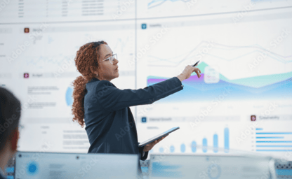 Frau, die ein Schaubild auf einem Display erläutert