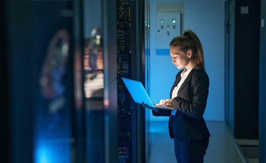 Frau arbeitet stehend an Laptop