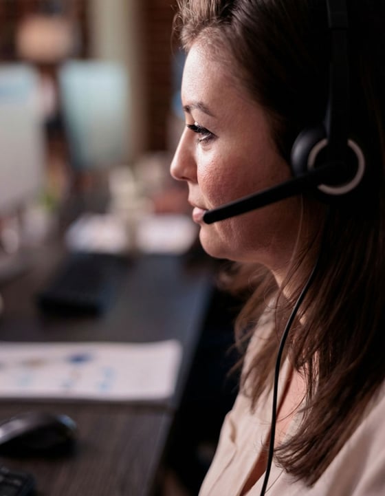 Frau mit einem Headset in einem Callcenter