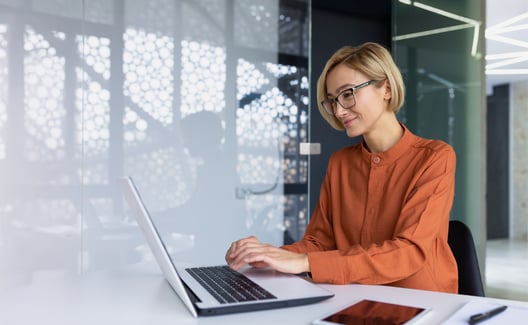 A women working on a laptop